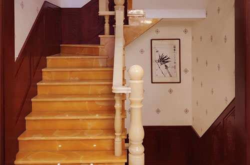 凉山中式别墅室内汉白玉石楼梯的定制安装装饰效果