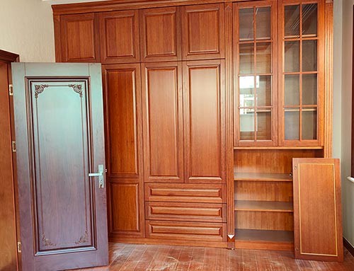 凉山中式家庭装修里定制的实木衣柜效果图
